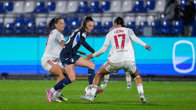 v.li.: Laura Miller (FCN, 9), Valesca Ampoorter (TSG, 18), Selma Licina (FCN, 17), Zweikampf, Spielszene, Duell, duel, tackle, tackling, Dynamik, Action, Aktion, 24.09.2025, Sinsheim (Hoffenheim) (Deutschland), Fussball, Google Pixel Frauen-Bundesliga, TSG 1899 Hoffenheim - 1. FC Nürnberg, DFB DFL REGULATIONS PROHIBIT ANY USE OF PHOTOGRAPHS AS IMAGE SEQUENCES AND OR QUASI-VIDEO.