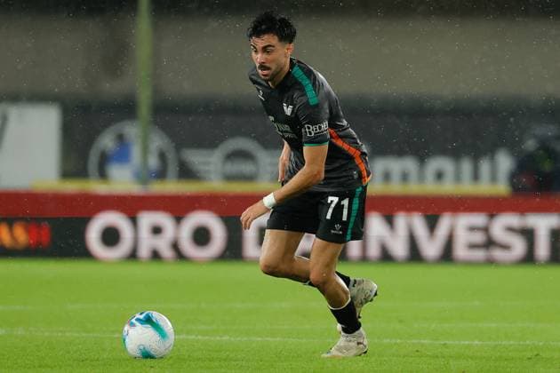 Kike Perez of Venezia FC during the Italian Cup round of 16 match between Hellas Verona FC and Venezia FC at the Marcantonio Bentegodi Stadium on 24 September 2025 in Verona, Italy. during Hellas Verona FC vs Venezia FC, Italian football Coppa Italia match in Verona, Italy, September 24 2025  Copyright: xEmanuelexPennacchio IPAxSportx xipa-agency.netx xx IPA_65689345 IPA_Agency_IPA65689345