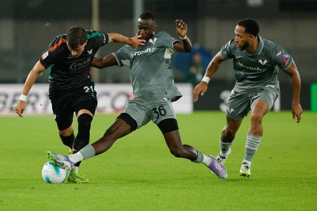Mattia Compagnon of Venezia FC under pressure from Cheikh Niasse of Hellas Verona during the Italian Cup round of 16 match between Hellas Verona FC and Venezia FC at the Marcantonio Bentegodi Stadium on 24 September 2025 in Verona, Italy. during Hellas Verona FC vs Venezia FC, Italian football Coppa Italia match in Verona, Italy, September 24 2025  Copyright: xEmanuelexPennacchio IPAxSportx xipa-agency.netx xx IPA_65689348 IPA_Agency_IPA65689348