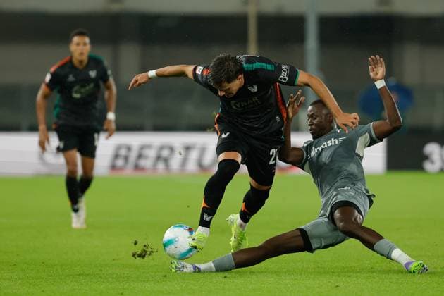 Mattia Compagnon of Venezia FC under pressure from Cheikh Niasse of Hellas Verona during the Italian Cup round of 16 match between Hellas Verona FC and Venezia FC at the Marcantonio Bentegodi Stadium on 24 September 2025 in Verona, Italy. during Hellas Verona FC vs Venezia FC, Italian football Coppa Italia match in Verona, Italy, September 24 2025  Copyright: xEmanuelexPennacchio IPAxSportx xipa-agency.netx xx IPA_65689352 IPA_Agency_IPA65689352