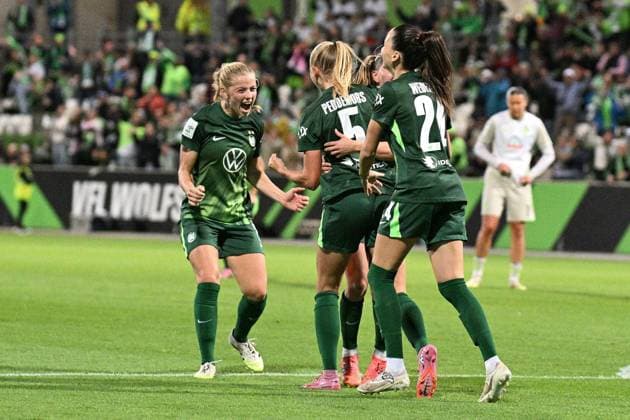 Fußball I Frauen I Saison 2025-2026 I Bundesliga I 4. Spieltag I VfL Wolfsburg - SV Werder Bremen I 24.09.2025 Torjubel Justine Kielland (18, VfL Wolfsburg) mit Ella Peddemors (5, VfL Wolfsburg) und Maria-Joelle Wedemeyer (24, VfL Wolfsburg) Wolfsburg AOK Stadion Niedersachsen Deutschland Copyright: xLobeca InesxHähnelx