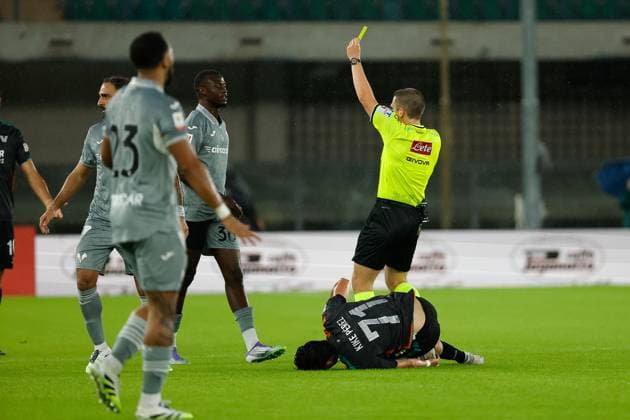 referee Andrea Calzavara issues a yellow card to Cheikh Niasse of Hellas Verona during the Italian Cup round of 16 match between Hellas Verona FC and Venezia FC at the Marcantonio Bentegodi Stadium on 24 September 2025 in Verona, Italy. during Hellas Verona FC vs Venezia FC, Italian football Coppa Italia match in Verona, Italy, September 24 2025  Copyright: xEmanuelexPennacchio IPAxSportx xipa-agency.netx xx IPA_65689034 IPA_Agency_IPA65689034