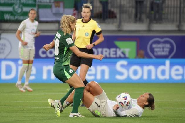 24.09.2025, xgrfx, Fussball Google Pixel Frauen-Bundesliga, VfL Wolfsburg - Werder Bremen v.l. Justine Kielland (VfL Wolfsburg), Larissa Mühlhaus (Werder Bremen) (DFL DFB REGULATIONS PROHIBIT ANY USE OF PHOTOGRAPHS as IMAGE SEQUENCES and or QUASI-VIDEO) Wolfsburg