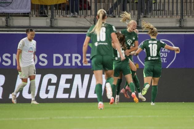 24.09.2025, xgrfx, Fussball Google Pixel Frauen-Bundesliga, VfL Wolfsburg - Werder Bremen v.l. Tor, Ella Peddemors (VfL Wolfsburg) (DFL DFB REGULATIONS PROHIBIT ANY USE OF PHOTOGRAPHS as IMAGE SEQUENCES and or QUASI-VIDEO) Wolfsburg
