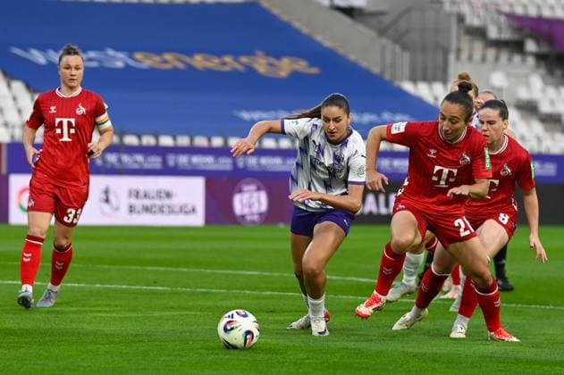 Lauert Elmazi Sylwia Matysik Google Pixel Frauen Bundesliga SGS Essen 1. FC Köln 24.09.2025 Lauert Elmazi (SGS Essen) gegen Sylwia Matysik (1. FC Köln) google Pixel Frauen Bundesliga, 04. Spieltag, SGS Essen gegen 1. FC Köln am 24. September 2025 im Stadion an der Hafenstraße, Essen.