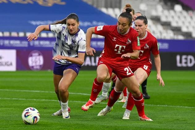 Lauert Elmazi Sylwia Matysik Google Pixel Frauen Bundesliga SGS Essen 1. FC Köln 24.09.2025 Lauert Elmazi (SGS Essen) gegen Sylwia Matysik (1. FC Köln) google Pixel Frauen Bundesliga, 04. Spieltag, SGS Essen gegen 1. FC Köln am 24. September 2025 im Stadion an der Hafenstraße, Essen.