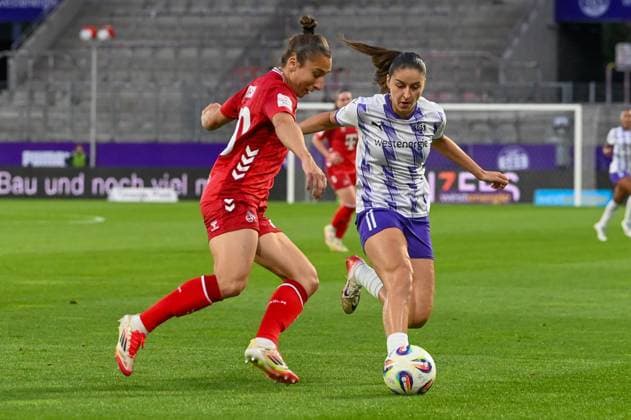 Lauert Elmazi Sylwia Matysik Google Pixel Frauen Bundesliga SGS Essen 1. FC Köln 24.09.2025 Lauert Elmazi (SGS Essen) gegen Sylwia Matysik (1. FC Köln) google Pixel Frauen Bundesliga, 04. Spieltag, SGS Essen gegen 1. FC Köln am 24. September 2025 im Stadion an der Hafenstraße, Essen.