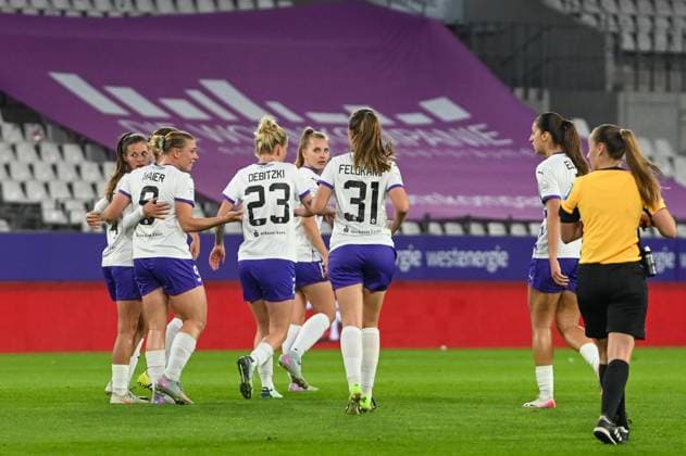 Torjubel Google Pixel Frauen Bundesliga SGS Essen 1. FC Köln 24.09.2025 Torjubel SGS Essen google Pixel Frauen Bundesliga, 04. Spieltag, SGS Essen gegen 1. FC Köln am 24. September 2025 im Stadion an der Hafenstraße, Essen.