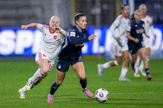 v.li.: Aleigh Gambone (FCN, 16), Janna Grimm (TSG, 26), Zweikampf, Spielszene, Duell, duel, tackle, tackling, Dynamik, Action, Aktion, 24.09.2025, Sinsheim (Hoffenheim) (Deutschland), Fussball, Google Pixel Frauen-Bundesliga, TSG 1899 Hoffenheim - 1. FC Nürnberg, DFB DFL REGULATIONS PROHIBIT ANY USE OF PHOTOGRAPHS AS IMAGE SEQUENCES AND OR QUASI-VIDEO.