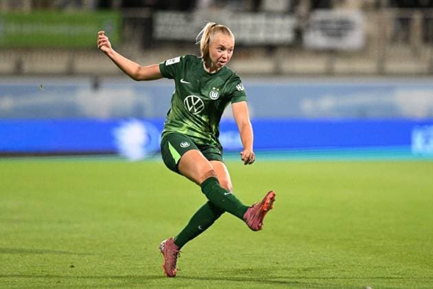 Fußball I Frauen I Saison 2025-2026 I Bundesliga I 4. Spieltag I VfL Wolfsburg - SV Werder Bremen I 24.09.2025 Ella Peddemors (5, VfL Wolfsburg) Freisteller, Nahaufnahme, Porträt, Portrait, Einzelfoto, Einzelbild, Körper Wolfsburg AOK Stadion Niedersachsen Deutschland Copyright: xLobeca InesxHähnelx