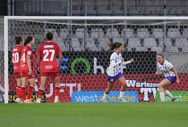 Fußball Google Pixel Frauen-Bundesliga Saison 2025 2026 4. Spieltag: SGS Essen - 1. FC Köln am 24.09.2025 im Stadion an der Hafenstraße in Essen Torjubel zum 1:2 durch Shari van Belle ( SGS Essen ) DFB regulations prohibit any use of photographs as image sequences and or quasi-video. Nordrhein-Westfalen Deutschland