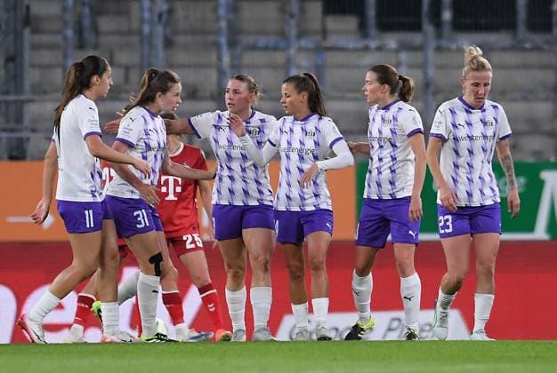 Fußball Google Pixel Frauen-Bundesliga Saison 2025 2026 4. Spieltag: SGS Essen - 1. FC Köln am 24.09.2025 im Stadion an der Hafenstraße in Essen Shari van Belle ( SGS Essen ), mitte nach ihrem Tor zu1:2 DFB regulations prohibit any use of photographs as image sequences and or quasi-video. Nordrhein-Westfalen Deutschland