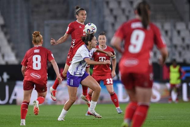 Fußball Google Pixel Frauen-Bundesliga Saison 2025 2026 4. Spieltag: SGS Essen - 1. FC Köln am 24.09.2025 im Stadion an der Hafenstraße in Essen Laura Vogt ( 1. FC Köln ), links - Sylwia Matysik ( 1. FC Köln ), oben - Laureta Elmazi ( SGS Essen ), unten DFB regulations prohibit any use of photographs as image sequences and or quasi-video. Nordrhein-Westfalen Deutschland