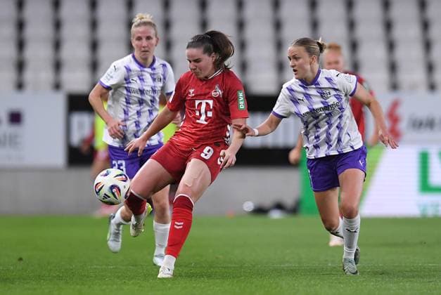 Fußball Google Pixel Frauen-Bundesliga Saison 2025 2026 4. Spieltag: SGS Essen - 1. FC Köln am 24.09.2025 im Stadion an der Hafenstraße in Essen Adriana Achcinska ( 1. FC Köln ), links - Paula Flach ( SGS Essen ), rechts - Julia Debitzki ( SGS Essen ), hinten DFB regulations prohibit any use of photographs as image sequences and or quasi-video. Nordrhein-Westfalen Deutschland