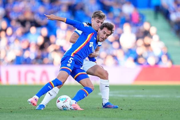 September 24, 2025, Getafe, Madrid, Spain: Pablo Ibanez of Deportivo Alaves and Luis Milla of Getafe CF compete for the ball during the Spanish League, LaLiga EA Sports, football match played between Getafe CF and Deportivo Alaves at Coliseum de Getafe stadium on September 24, 2025, in Getafe, Spain. Getafe Spain - ZUMAa181 20250924_zaa_a181_084 Copyright: xDennisxAgyemanx