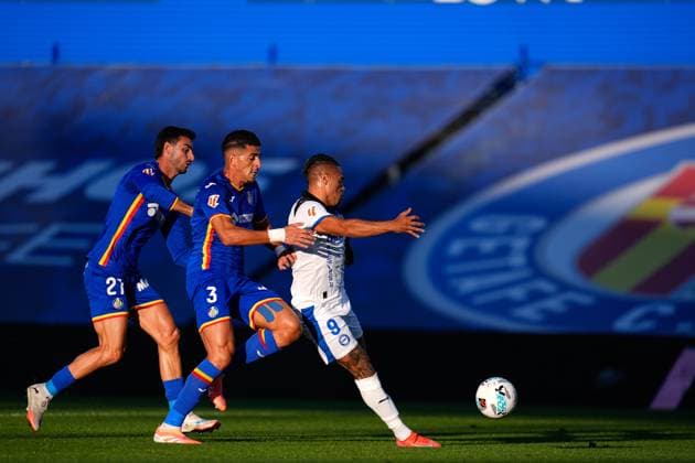 September 24, 2025, Getafe, Madrid, Spain: Mariano Diaz of Deportivo Alaves in action during the Spanish League, LaLiga EA Sports, football match played between Getafe CF and Deportivo Alaves at Coliseum de Getafe stadium on September 24, 2025, in Getafe, Spain. Getafe Spain - ZUMAa181 20250924_zaa_a181_085 Copyright: xDennisxAgyemanx