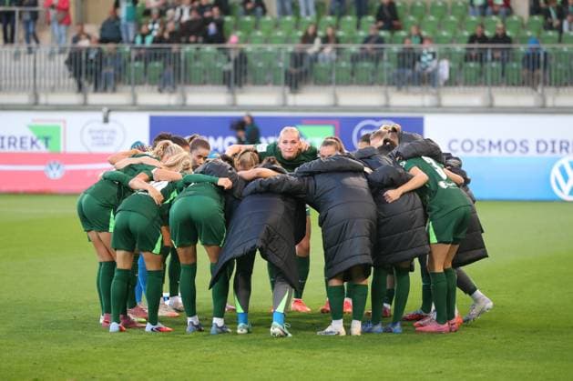 VfL - Bremen, BL Frauen Wolfsburg, 24.09.2025, FUßBALL - VfL Wolfsburg vs. SV Werder Bremen, Google Pixel Frauen-Bundesliga, Saison 2025 26. VfL Frauen Mannschaft im Kreis vor dem Spiel. Wolfsburg