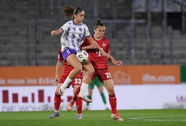 Fußball Google Pixel Frauen-Bundesliga Saison 2025 2026 4. Spieltag: SGS Essen - 1. FC Köln am 24.09.2025 im Stadion an der Hafenstraße in Essen Laureta Elmazi ( SGS Essen ), vorne - Sylwia Matysik ( 1. FC Köln ), hinten DFB regulations prohibit any use of photographs as image sequences and or quasi-video. Nordrhein-Westfalen Deutschland