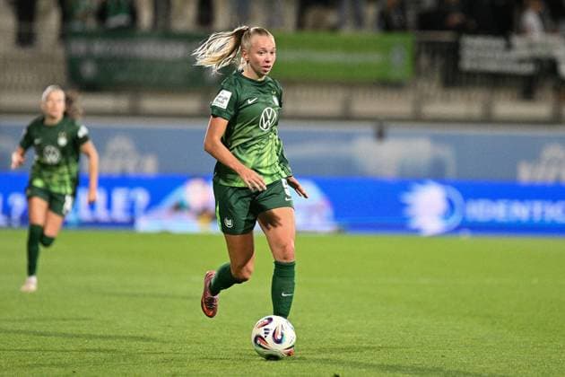Fußball I Frauen I Saison 2025-2026 I Bundesliga I 4. Spieltag I VfL Wolfsburg - SV Werder Bremen I 24.09.2025 Ella Peddemors (5, VfL Wolfsburg) dribbelt mit dem Ball Freisteller, Nahaufnahme, Porträt, Portrait, Einzelfoto, Einzelbild, Körper Wolfsburg AOK Stadion Niedersachsen Deutschland Copyright: xLobeca InesxHähnelx