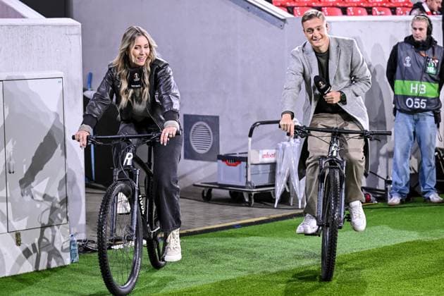 Laura Papendick und Felix Kroos on the bike during the UEFA Europa League 2025 26 League Phase MD1 match between SC Freiburg and FC Basel 1893 at Stadion am Wolfswinkel on September 24, 2025 in Freiburg, Germany. (Photo by Harry Langer DeFodi Images) Laura Papendick and Felix Kroos on the bike during the UEFA Europa League 2025 26 League Phase MD1 match between SC Freiburg and FC Basel 1893 at Stadion am Wolfswinkel on September 24, 2025 in Freiburg, Germany Photo by Harry Langer DeFodi Images