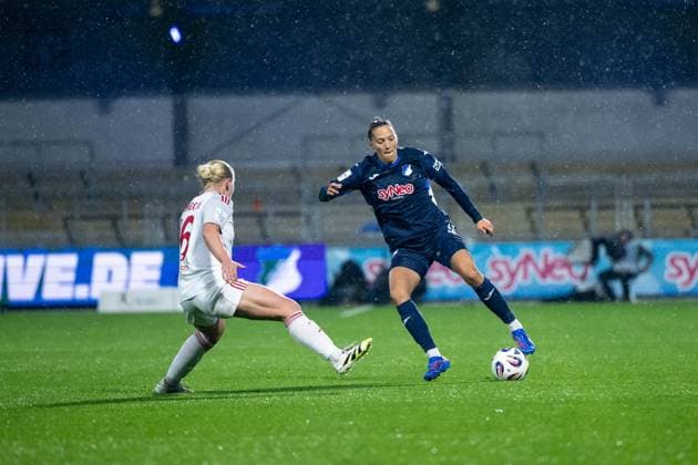 Lisann Kaut (TSG Hoffenheim, 04) im Zweikampf mit Aleigh Gambone (FC Nuernberg, 16), GER, TSG 1899 Hoffenheim vs 1. FC Nuernberg, Fussball Google Pixel Frauen Bundesliga, 4. Spieltag, Saison 2025 2026, 24.09.2025 DFB regulations prohibit any use of photographs as image sequences and or quasi-video GER, TSG 1899 Hoffenheim vs 1. FC Nuernberg, Fussball Google Pixel Frauen Bundesliga, 4. Spieltag, Saison 2025 2026, 24.09.2025 Hoffenheim Copyright: xEibner-Pressefoto Memmlerx EP_MMR