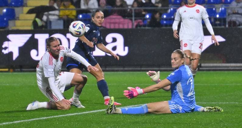 24.09.2025 - Fussball - Saison 2025 2026 - 1. Google Pixel Frauen Bundesliga - 04. Spieltag: TSG Hoffenheim - 1. FC Nürnberg FCN ( Club Clubfrauen ) - Sportfoto Zink - xwoxzix - Laura Johanna Dick (1, TSG Hoffenheim ) mit Chance Torchance gegen Oliwia Wos (15, 1. FC Nürnberg FCN ) Larissa Rusek (21, 1. FC Nürnberg FCN )