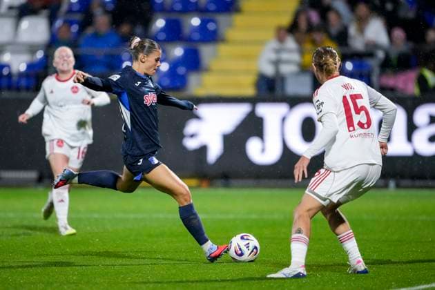 v.li.: Selina Cerci (TSG, 29), Oliwia Wos (FCN, 15), Zweikampf, Spielszene, Duell, duel, tackle, tackling, Dynamik, Action, Aktion, 24.09.2025, Sinsheim (Hoffenheim) (Deutschland), Fussball, Google Pixel Frauen-Bundesliga, TSG 1899 Hoffenheim - 1. FC Nürnberg, DFB DFL REGULATIONS PROHIBIT ANY USE OF PHOTOGRAPHS AS IMAGE SEQUENCES AND OR QUASI-VIDEO.