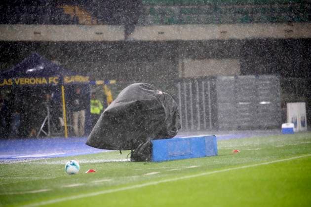 Stop game during the Frecciarossa Italian Cup 2025 2026 soccer match between Hellas Verona and Venezia at Stadio Marcantonio Bentegodi in Verona , North Italy , Wednesday ,September 24, 2025. - Soccer  Copyright: xPaolaxGarbuio Lapressex