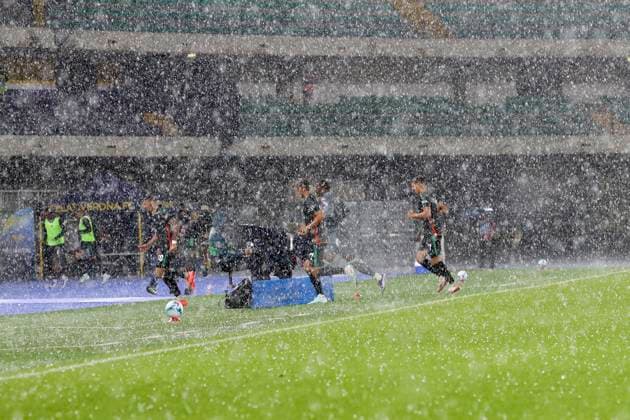 Stop game during the Frecciarossa Italian Cup 2025 2026 soccer match between Hellas Verona and Venezia at Stadio Marcantonio Bentegodi in Verona , North Italy , Wednesday ,September 24, 2025. - Soccer  Copyright: xPaolaxGarbuio Lapressex