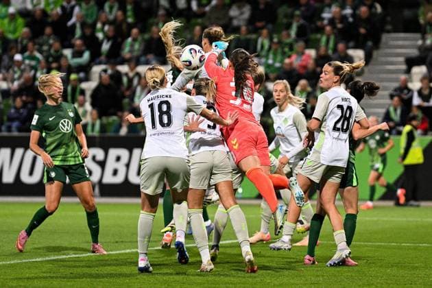 Fußball I Frauen I Saison 2025-2026 I Bundesliga I 4. Spieltag I VfL Wolfsburg - SV Werder Bremen I 24.09.2025 Gerangel im Bremer Strafraum, Mariella El Sherif (39, SV Werder Bremen) faustet den Ball weg Wolfsburg AOK Stadion Niedersachsen Deutschland Copyright: xLobeca InesxHähnelx