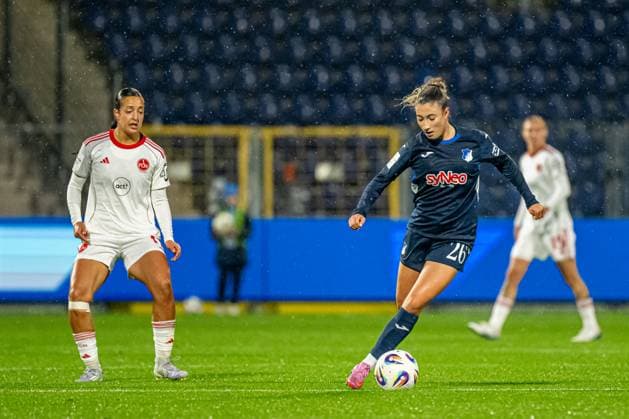 GPFBL: TSG Hoffenheim - 1. FC Nürnberg; 24.09.2025 Janna Grimm (26; TSG) mit Ball in Aktion, Selma Licina (17; FCN) verteidigt GPFBL: TSG Hoffenheim gegen 1. FC Nürnberg, am 24.09.2025 im Dietmar-Hopp Stadion in Hoffenheim. Copyright: xBEAUTIFULxSPORTS Gelhardtx