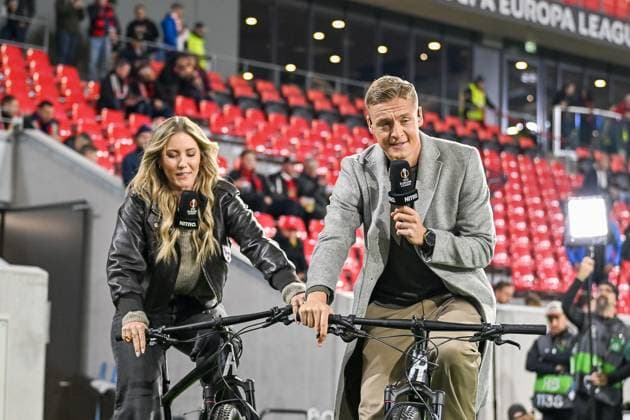 Laura Papendick und Felix Kroos kommen mit dem Fahrrad ist Stadion nd moderieren fuer RTL Nitro GER, SC Freiburg - FC Basel, Fussball, Europa League, 1. Spieltag, Saison 2025 2026, 24.09.2025 GER, SC Freiburg - FC Basel, Fussball, Europa League, 1. Spieltag, Saison 2025 2026, 24.09.2025 Freiburg Copyright: xEibner-Pressefoto ThomasxHessx EP_THS