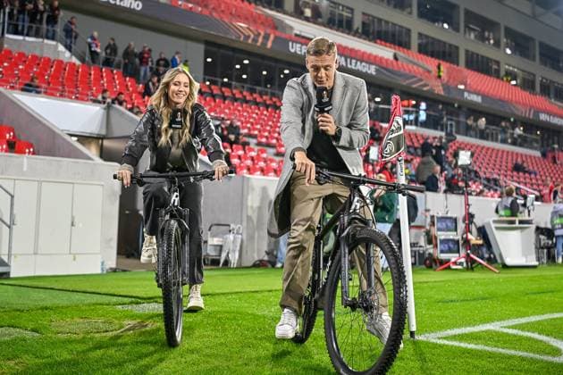 Laura Papendick und Felix Kroos kommen mit dem Fahrrad ist Stadion nd moderieren fuer RTL Nitro GER, SC Freiburg - FC Basel, Fussball, Europa League, 1. Spieltag, Saison 2025 2026, 24.09.2025 GER, SC Freiburg - FC Basel, Fussball, Europa League, 1. Spieltag, Saison 2025 2026, 24.09.2025 Freiburg Copyright: xEibner-Pressefoto ThomasxHessx EP_THS