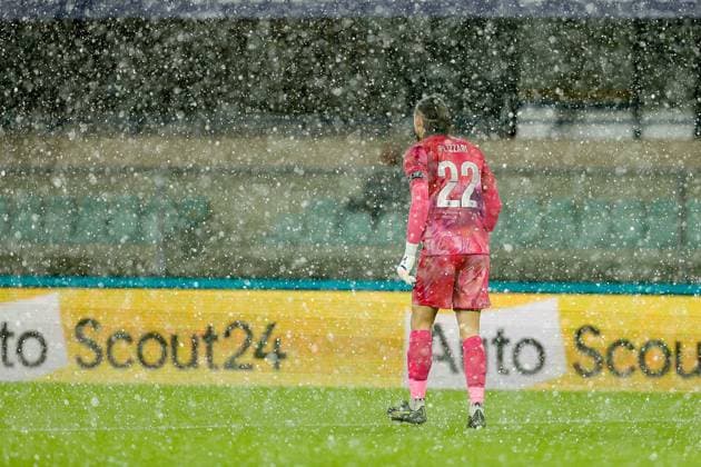 Alessandro Plizzari of Venezia FC under heavy rain during the Italian Cup round of 16 match between Hellas Verona FC and Venezia FC at the Marcantonio Bentegodi Stadium on 24 September 2025 in Verona, Italy. during Hellas Verona FC vs Venezia FC, Italian football Coppa Italia match in Verona, Italy, September 24 2025  Copyright: xEmanuelexPennacchio IPAxSportx xipa-agency.netx xx IPA_65690548 IPA_Agency_IPA65690548