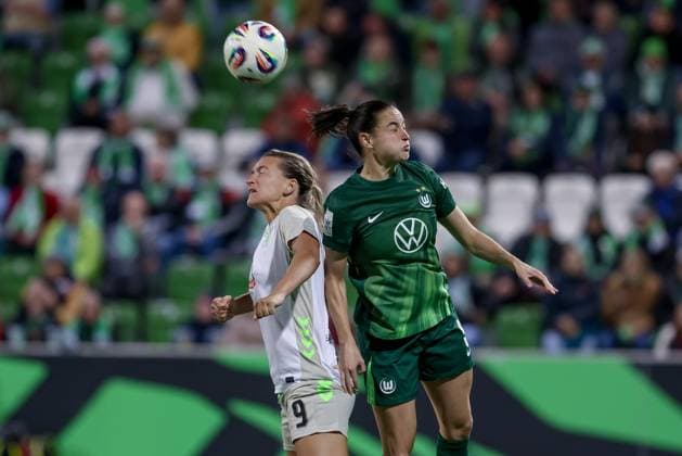 v.li.: Medina Desic (SV Werder Bremen, 9) und Caitlin Dijkstra (VfL Wolfsburg, 3) im Kopfballduell, Kopfball, Zweikampf, Action, Aktion, Spielszene, DIE DFB-RICHTLINIEN UNTERSAGEN JEGLICHE NUTZUNG VON FOTOS ALS SEQUENZBILDER UND ODER VIDEOÄHNLICHE FOTOSTRECKEN. DFB REGULATIONS PROHIBIT ANY USE OF PHOTOGRAPHS AS IMAGE SEQUENCES AND OR QUASI-VIDEO., 24.09.2025, Wolfsburg (Deutschland), Fussball, Google Pixel Frauen-Bundesliga, VfL Wolfsburg - SV Werder Bremen