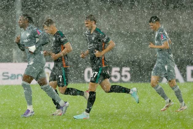 Sport Themen der Woche KW 39 Hellas Verona and Venezia players under heavy rain during the Italian Cup round of 16 match between Hellas Verona FC and Venezia FC at the Marcantonio Bentegodi Stadium on 24 September 2025 in Verona, Italy. during Hellas Verona FC vs Venezia FC, Italian football Coppa Italia match in Verona, Italy, September 24 2025  Copyright: xEmanuelexPennacchio IPAxSportx xipa-agency.netx xx IPA_65690552 IPA_Agency_IPA65690552