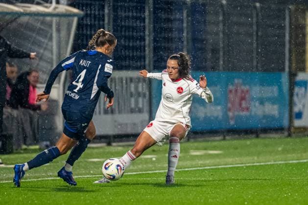 GPFBL: TSG Hoffenheim - 1. FC Nürnberg; 24.09.2025 Lisann Kaut (4; TSG) im Zweikampf mit Sanja Homann (19; FCN) um den Ball GPFBL: TSG Hoffenheim gegen 1. FC Nürnberg, am 24.09.2025 im Dietmar-Hopp Stadion in Hoffenheim. Copyright: xBEAUTIFULxSPORTS Gelhardtx