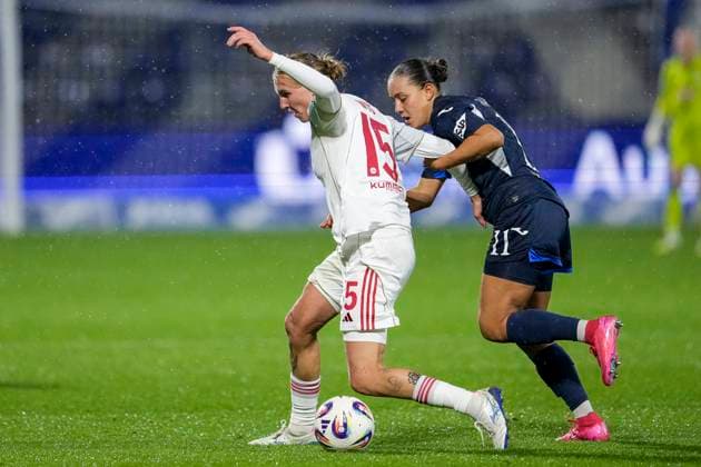 v.li.: Oliwia Wos (FCN, 15), Linda Natter (TSG, 11), Zweikampf, Spielszene, Duell, duel, tackle, tackling, Dynamik, Action, Aktion, 24.09.2025, Sinsheim (Hoffenheim) (Deutschland), Fussball, Google Pixel Frauen-Bundesliga, TSG 1899 Hoffenheim - 1. FC Nürnberg, DFB DFL REGULATIONS PROHIBIT ANY USE OF PHOTOGRAPHS AS IMAGE SEQUENCES AND OR QUASI-VIDEO.