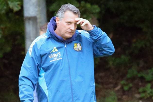 24.09.2025, xmohx, Fussball 3.Liga, 1.FC Saarbrücken - Training v.l. Trainer Alois Schwartz (1.FC Saarbruecken) Enttäuscht, traurig, frustriert (DFL DFB REGULATIONS PROHIBIT ANY USE OF PHOTOGRAPHS as IMAGE SEQUENCES and or QUASI-VIDEO) Saarbrücken
