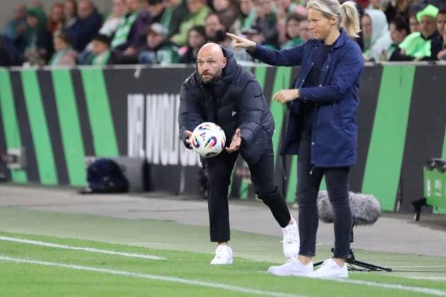 VfL - Bremen, BL Frauen Wolfsburg, 24.09.2025, FUßBALL - VfL Wolfsburg vs. SV Werder Bremen, Google Pixel Frauen-Bundesliga, Saison 2025 26. Cheftrainer Stephan Lerch (VfL Wolfsburg), Cheftrainerin Friederike Kromp (Werder Bremen) Wolfsburg