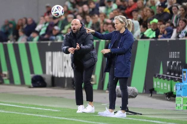 VfL - Bremen, BL Frauen Wolfsburg, 24.09.2025, FUßBALL - VfL Wolfsburg vs. SV Werder Bremen, Google Pixel Frauen-Bundesliga, Saison 2025 26. Cheftrainer Stephan Lerch (VfL Wolfsburg), Cheftrainerin Friederike Kromp (Werder Bremen) Wolfsburg