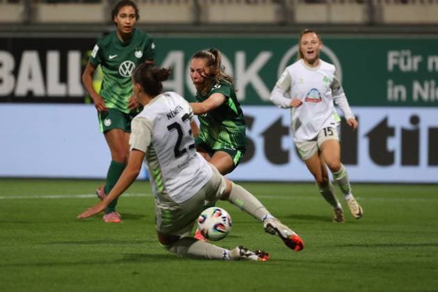 VfL - Bremen, BL Frauen Wolfsburg, 24.09.2025, FUßBALL - VfL Wolfsburg vs. SV Werder Bremen, Google Pixel Frauen-Bundesliga, Saison 2025 26. Janou Levels (VfL Wolfsburg) schießt Tor zum 2:0, Hanna Nemeth (Werder Bremen) Wolfsburg