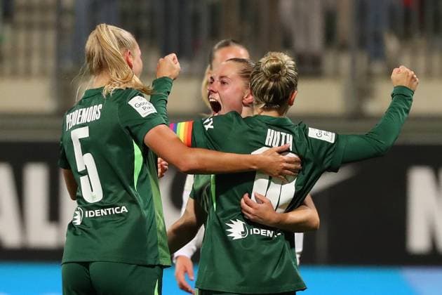 VfL - Bremen, BL Frauen Wolfsburg, 24.09.2025, FUßBALL - VfL Wolfsburg vs. SV Werder Bremen, Google Pixel Frauen-Bundesliga, Saison 2025 26. Janou Levels (VfL Wolfsburg) jubelt mit der Mannschaft nach ihrem Tor zum 2:0 Wolfsburg