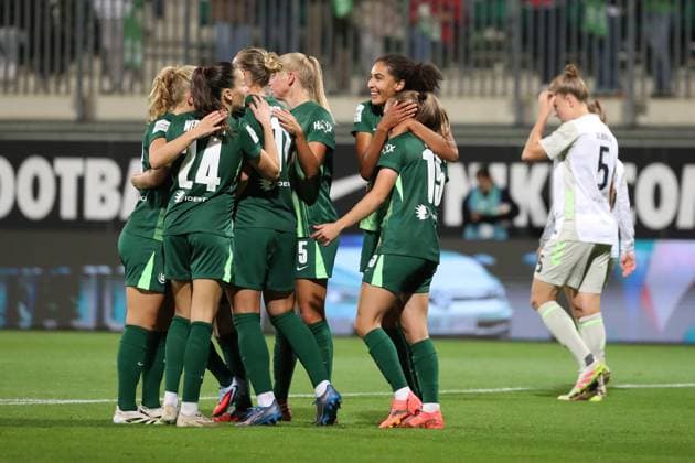 VfL - Bremen, BL Frauen Wolfsburg, 24.09.2025, FUßBALL - VfL Wolfsburg vs. SV Werder Bremen, Google Pixel Frauen-Bundesliga, Saison 2025 26. Janou Levels (VfL Wolfsburg) jubelt mit der Mannschaft nach ihrem Tor zum 2:0 Wolfsburg