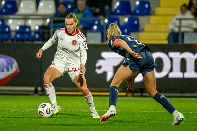 GPFBL: TSG Hoffenheim - 1. FC Nürnberg; 24.09.2025 Nastassja Lein (24; FCN) im Zweikampf mit {240_??} um den Ball GPFBL: TSG Hoffenheim gegen 1. FC Nürnberg, am 24.09.2025 im Dietmar-Hopp Stadion in Hoffenheim. Copyright: xBEAUTIFULxSPORTS Gelhardtx