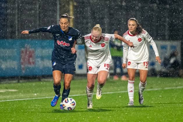 GPFBL: TSG Hoffenheim - 1. FC Nürnberg; 24.09.2025 Lisann Kaut (4; TSG) und Sanja Homann (19; FCN) kämpfen um den Ball bei regnerischem Wetter GPFBL: TSG Hoffenheim gegen 1. FC Nürnberg, am 24.09.2025 im Dietmar-Hopp Stadion in Hoffenheim. Copyright: xBEAUTIFULxSPORTS Gelhardtx
