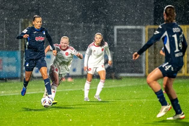 GPFBL: TSG Hoffenheim - 1. FC Nürnberg; 24.09.2025 Lisann Kaut (4; TSG) und Aleigh Gambone (16; FCN) kämpfen um den Ball bei nassem Wetter GPFBL: TSG Hoffenheim gegen 1. FC Nürnberg, am 24.09.2025 im Dietmar-Hopp Stadion in Hoffenheim. Copyright: xBEAUTIFULxSPORTS Gelhardtx