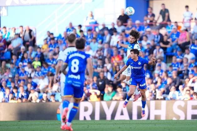 September 24, 2025, Getafe, Madrid, Spain: Youssef Enriquez of Deportivo Alaves and Mario Martin of Getafe CF compete for the ball during the Spanish League, LaLiga EA Sports, football match played between Getafe CF and Deportivo Alaves at Coliseum de Getafe stadium on September 24, 2025, in Getafe, Spain. Getafe Spain - ZUMAa181 20250924_zaa_a181_091 Copyright: xDennisxAgyemanx