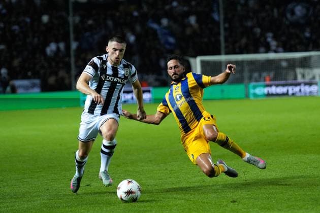 PAOK v Maccabi Tel Aviv - UEFA Europa League THESSALONIKI, GREECE - SEPTEMBER 24: Maccabi’s Sagiv Jehezkel fights for the ball with PAOK’s defender Jonjoe Kenny during the football match between PAOK and Maccabi Tel Aviv on the 1st day of the 1st round of the League Phase of the Europa League at Toumba Stadium in Thessaloniki, Greece on September 24, 2025. Konstantinos Tsakalidis Anadolu Thessaloniki Greece. Editorial use only. Please get in touch for any other usage.  Copyright: x2025xAnadoluxKonstantinosxTsakalidisx