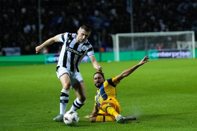 PAOK v Maccabi Tel Aviv - UEFA Europa League THESSALONIKI, GREECE - SEPTEMBER 24: Maccabi’s Sagiv Jehezkel fights for the ball with PAOK’s defender Jonjoe Kenny during the football match between PAOK and Maccabi Tel Aviv on the 1st day of the 1st round of the League Phase of the Europa League at Toumba Stadium in Thessaloniki, Greece on September 24, 2025. Konstantinos Tsakalidis Anadolu Thessaloniki Greece. Editorial use only. Please get in touch for any other usage.  Copyright: x2025xAnadoluxKonstantinosxTsakalidisx